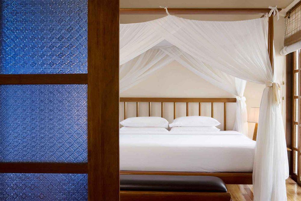 อวิเลียน พอร์ต ดิคสัน Hotel พอร์ตดิ๊กสัน ภายนอก รูปภาพ A bed with a mosquito net