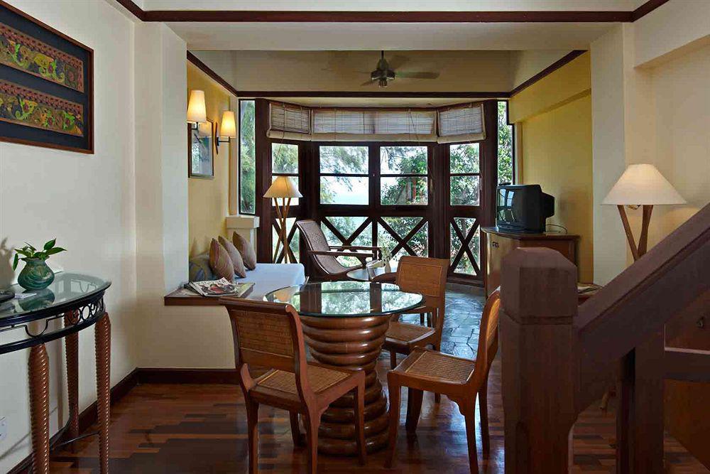 อวิเลียน พอร์ต ดิคสัน Hotel พอร์ตดิ๊กสัน ภายนอก รูปภาพ A living room in a suite at the Shangri-La Tanjung Rhu Resort, Langkawi, Malaysia